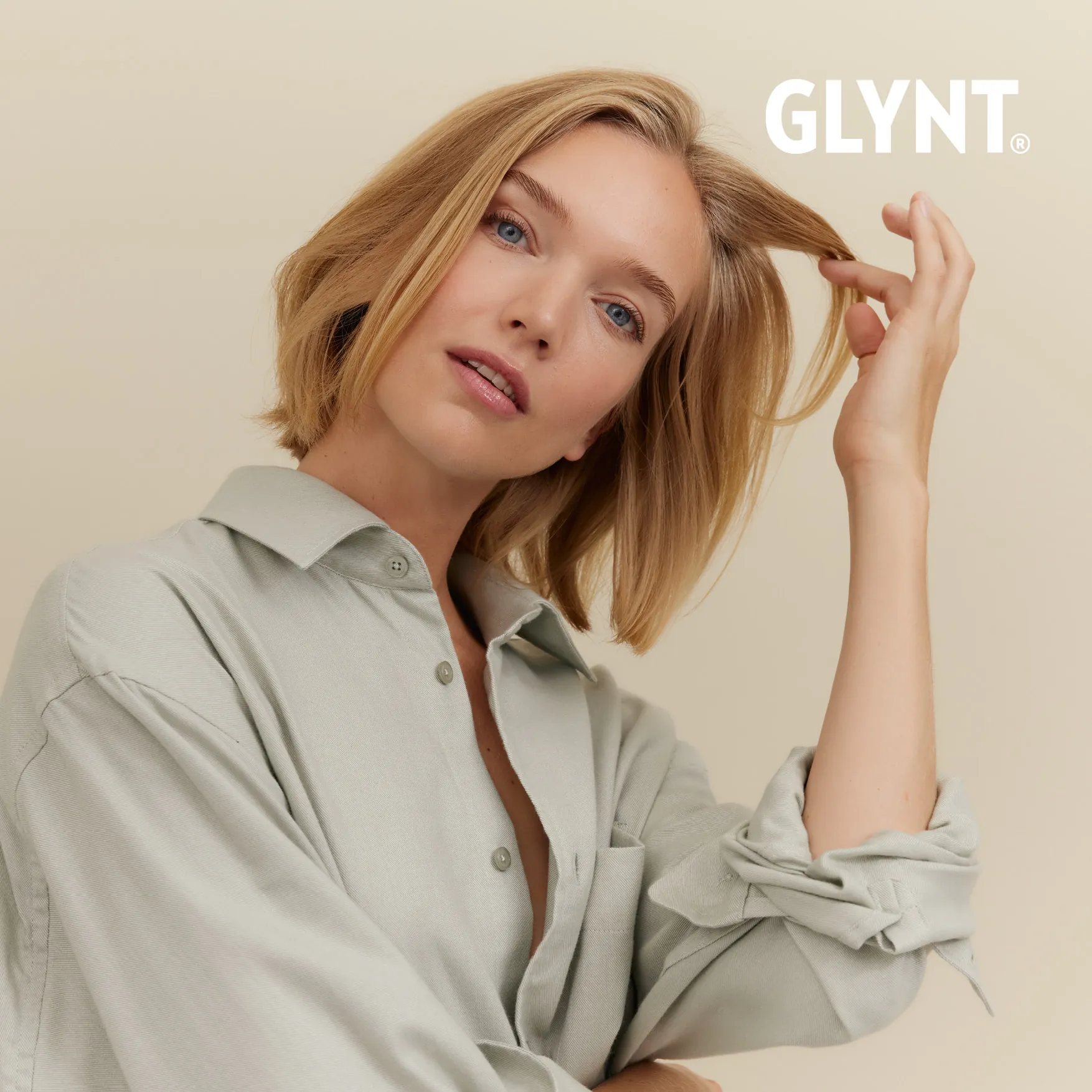GLYNT Look Shannon mit blondem Kurzhaarschnitt